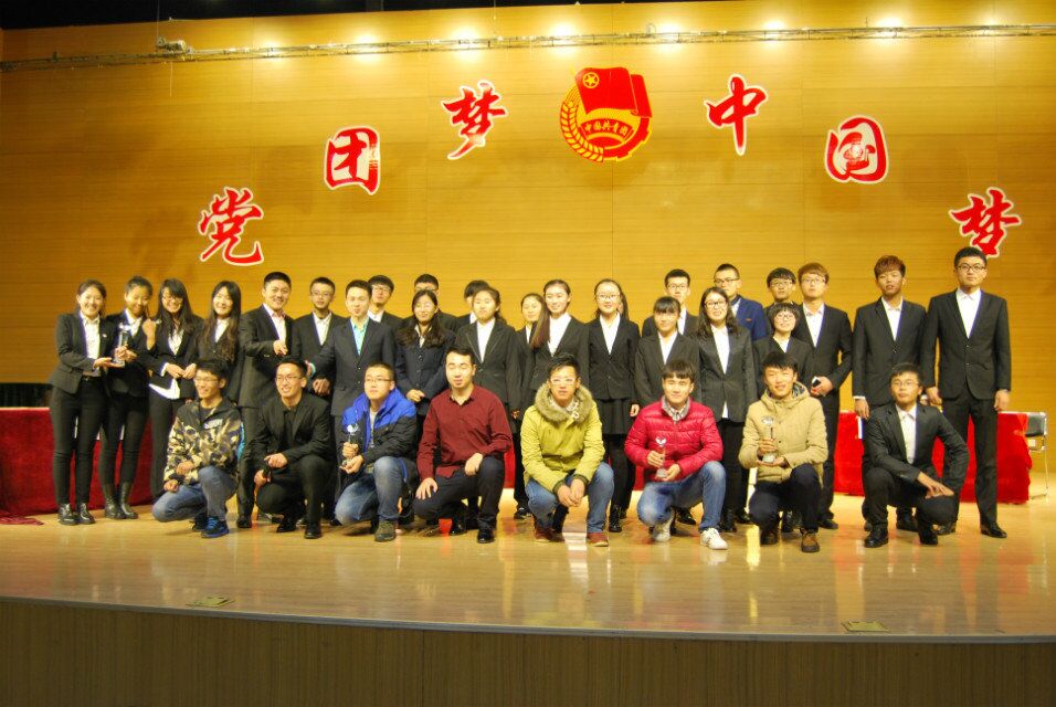 五院的副书记和选手们在一起